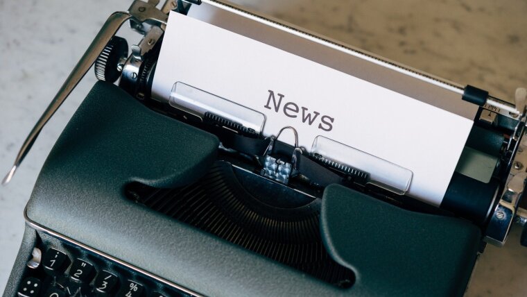 Schreibmaschine und Blatt Papier beschriftet mit "News"