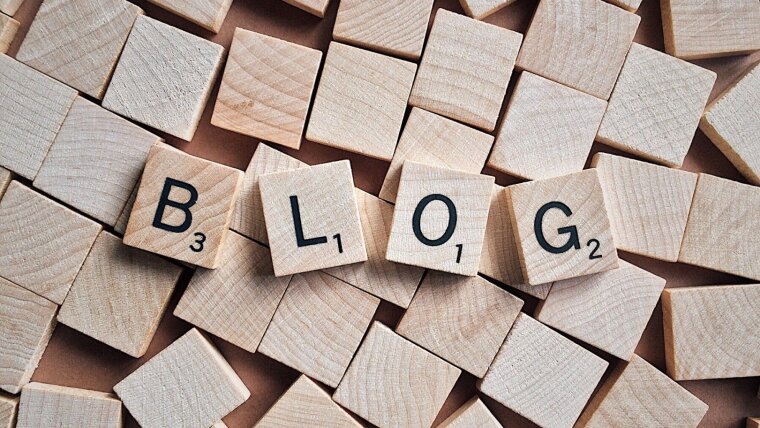 Holzbuchstaben, die das Wort "Blog" bilden
